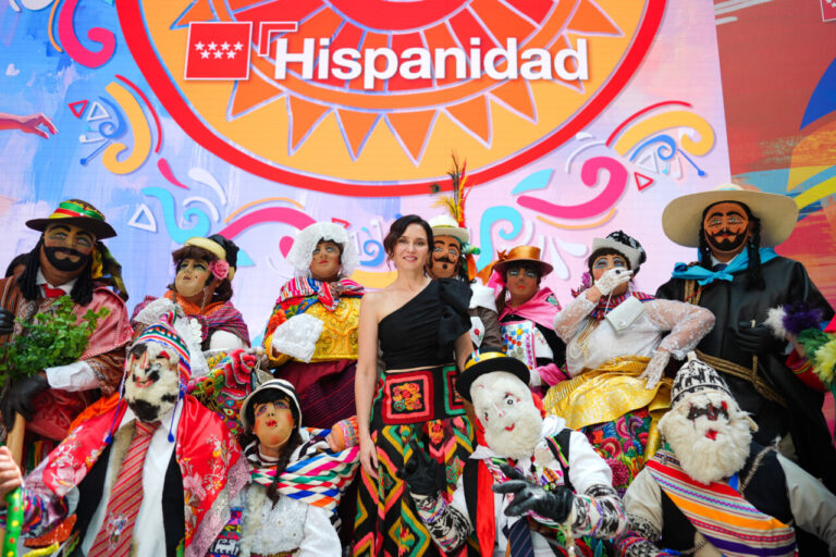 Grupo de personas disfrazadas en el festival Hispanidad 2025 en Madrid