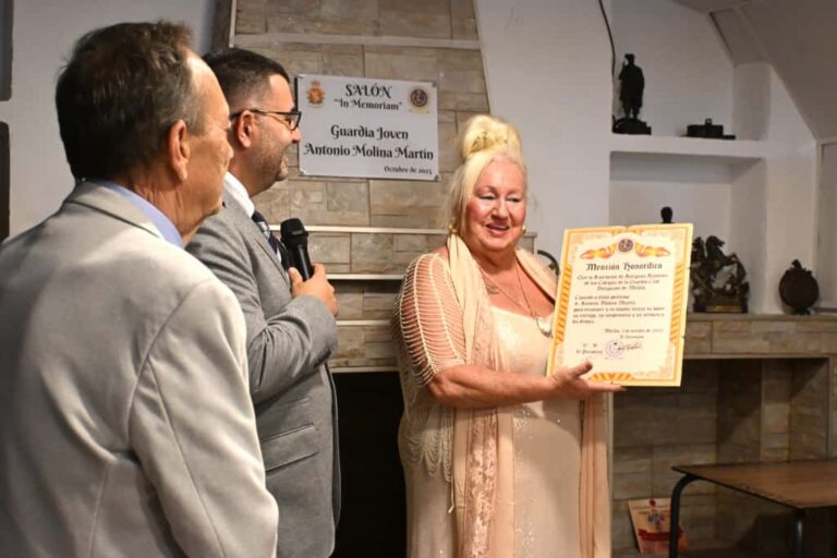 Ceremonia homenaje a Antonio Molina Martín con entrega de mención honorífica.