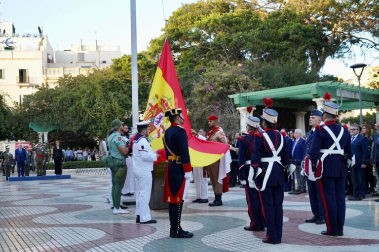 Ceremonia de arriado de bandera en Melilla con autoridades presentes.