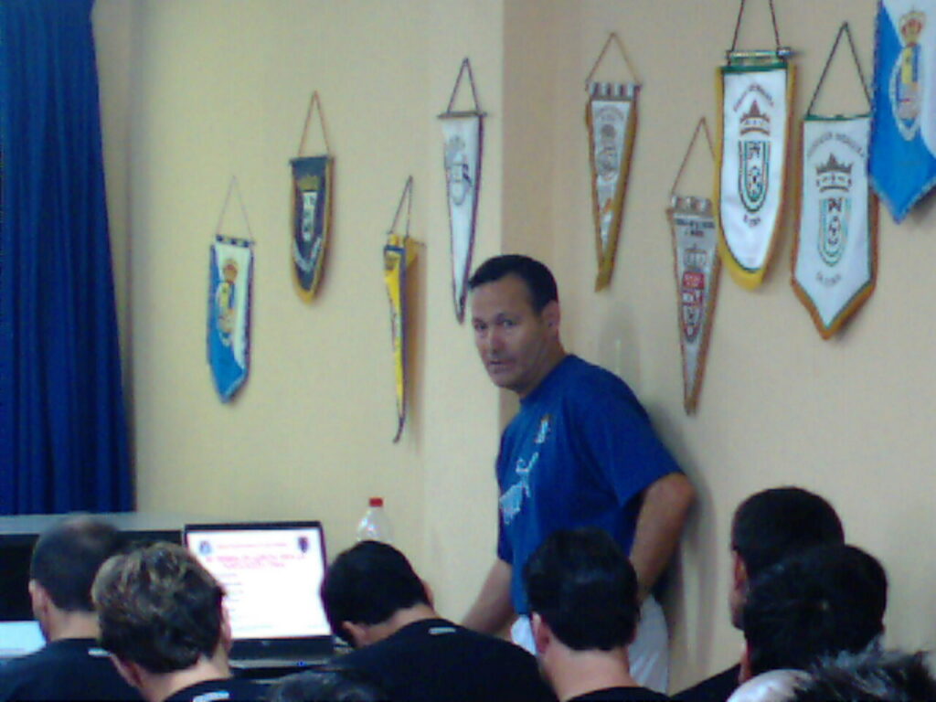 Profesor impartiendo una clase en un curso de entrenadores de fútbol.