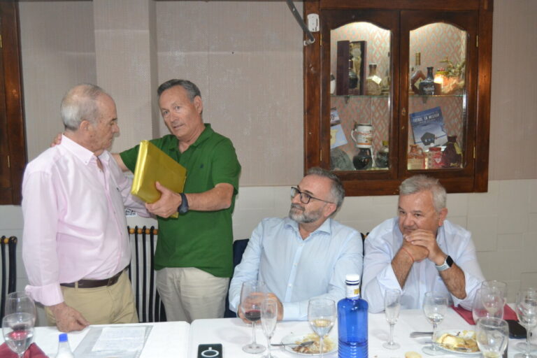 Homenaje a Juan Moya en un restaurante con amigos y compañeros de fútbol.