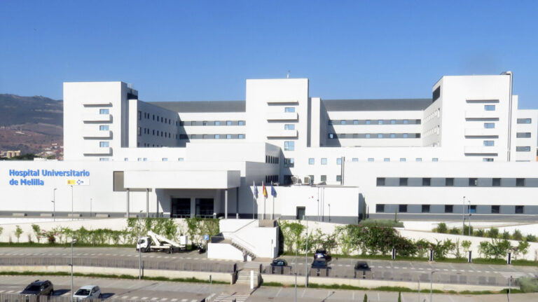 Vista exterior del Hospital Universitario de Melilla en un día soleado
