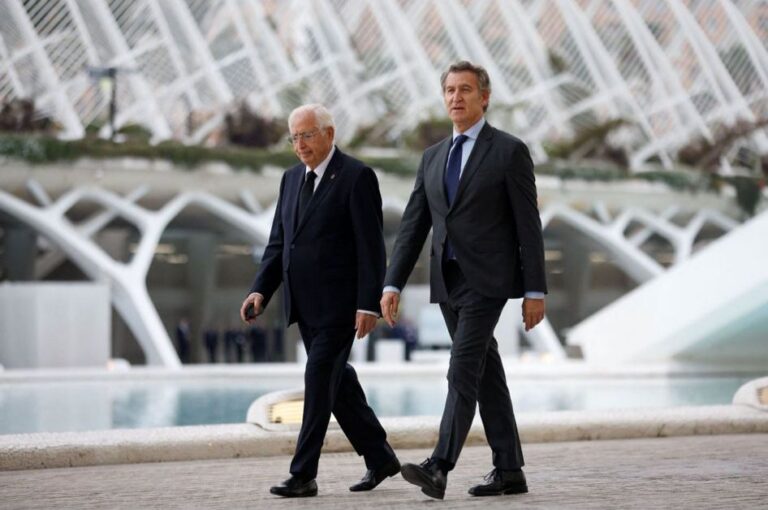 Juan José Imbroda y Alberto Núñez Feijóo caminando en el funeral por las víctimas de la DANA.