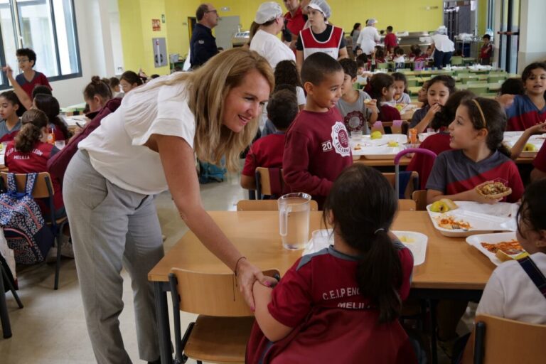 Inauguración del comedor escolar en CEIP Encarna León con niños comiendo