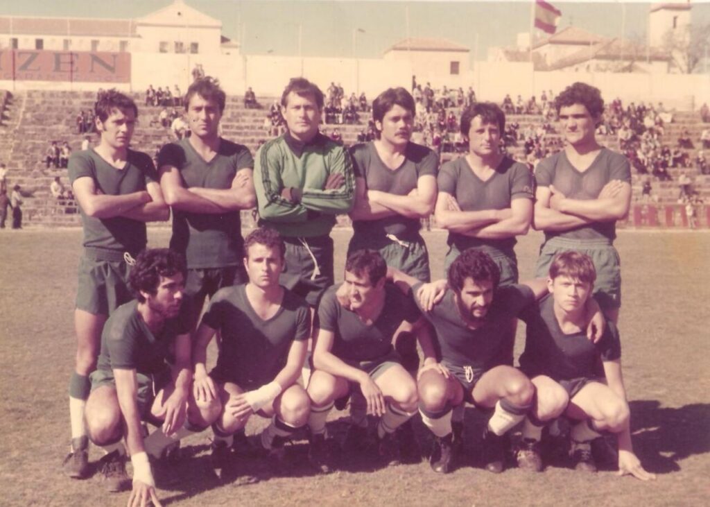 Equipo de fútbol en homenaje a Juan Moya en Melilla