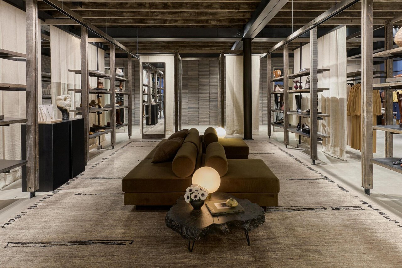 Interior de una tienda de moda con estanterías y sofá