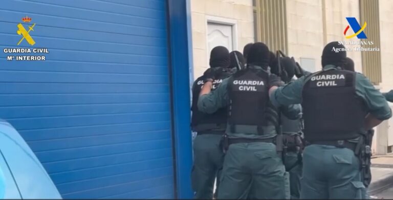 Agentes de la Guardia Civil durante una intervención de drogas en Melilla