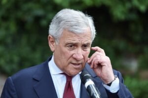 Ministro de Exteriores de Italia hablando sobre deportaciones de activistas