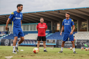 Entrenamiento de Javi Motos con la U.D. Melilla en el campo.