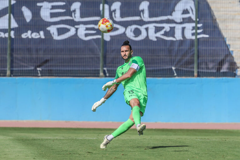 Javi Olmedo, guardameta de la U.D. Melilla, en acción durante un partido.