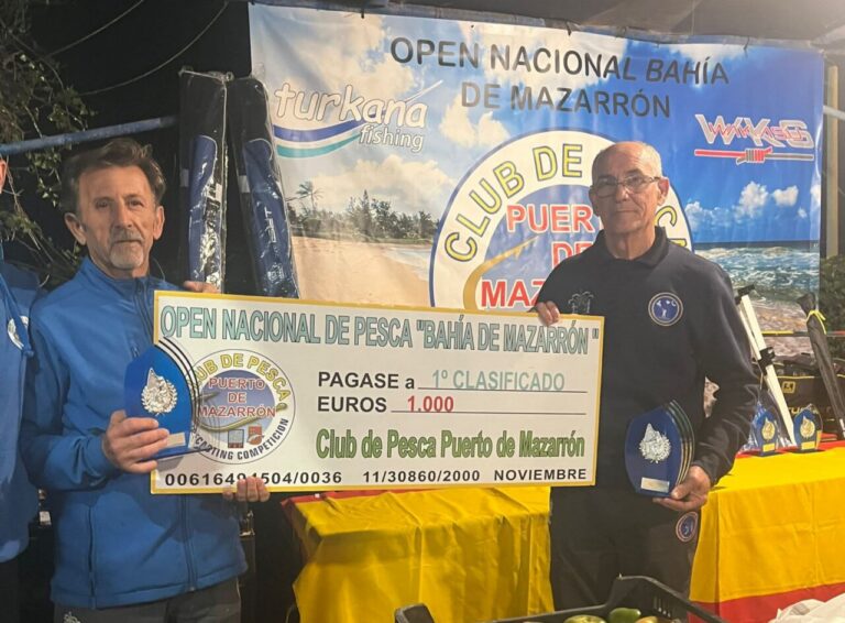 Jesús Rodríguez y José Antonio Fernández con trofeos de pesca