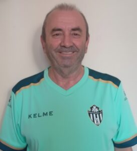 Joaquín Huertas, entrenador del Melilla Torreblanca C.F., sonriente en su camiseta
