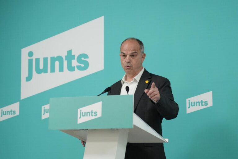 Jordi Turull hablando en una conferencia de prensa sobre Junts y el PSOE.