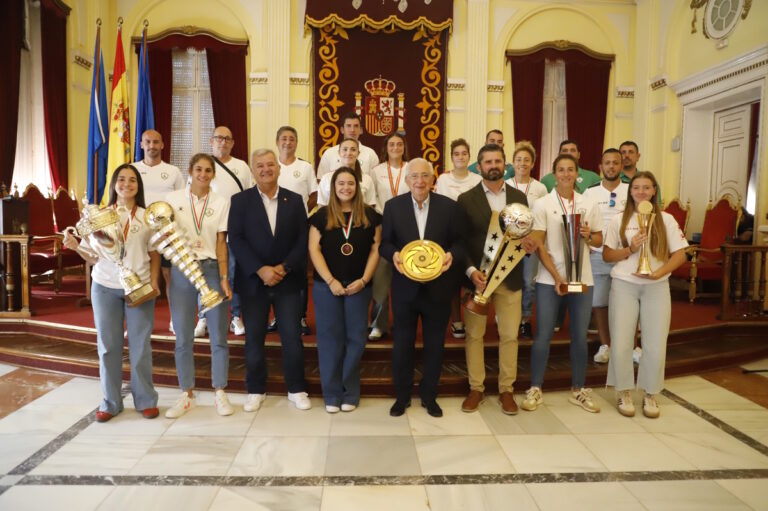 Equipo del C.D. Higicontrol Melilla con trofeos en la jornada institucional