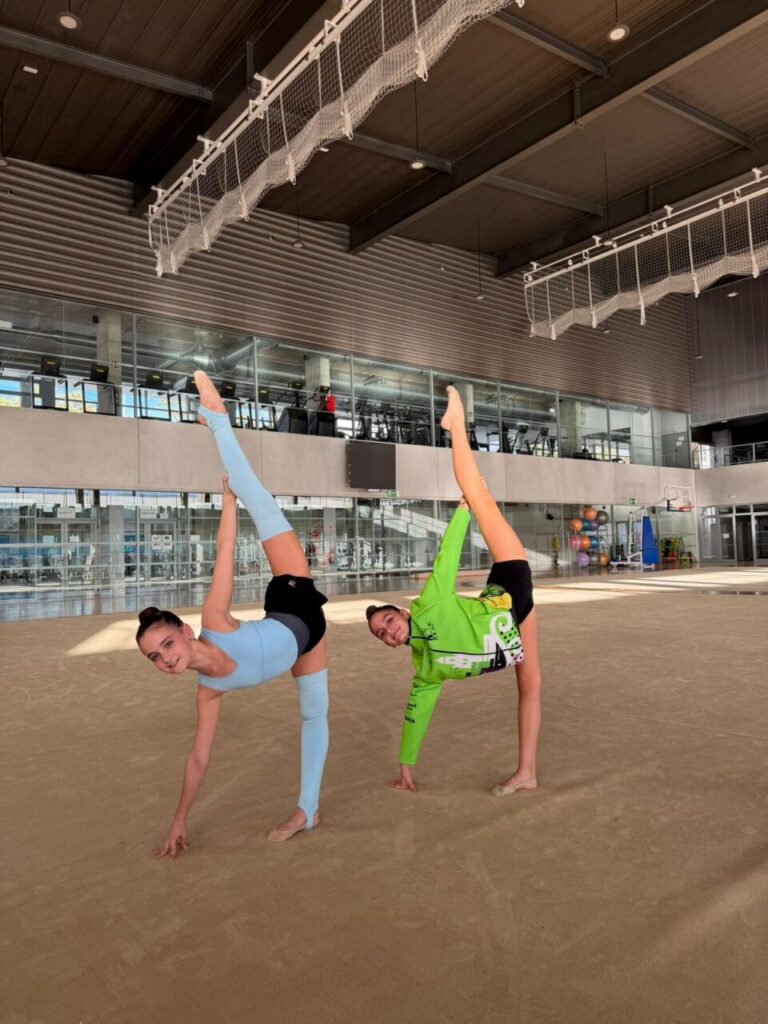Dos gimnastas en una pose de equilibrio durante una jornada de captación de talentos