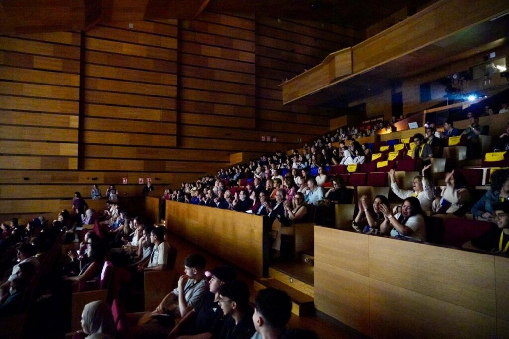 Estudiantes y autoridades en el evento de emprendimiento en Melilla.