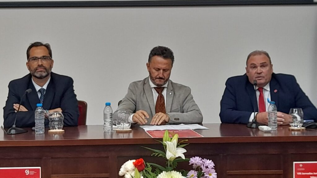 Ponentes en las VIII Jornadas Jurídicas de Melilla discutiendo sobre justicia constitucional.