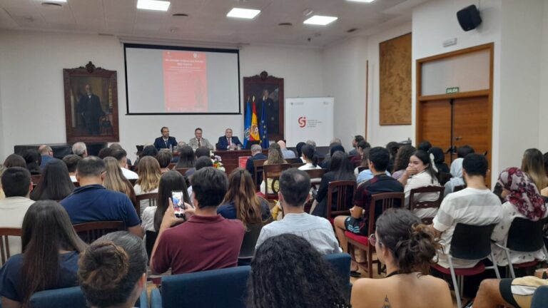 Asistentes a las VIII Jornadas Jurídicas en Melilla escuchando a los ponentes