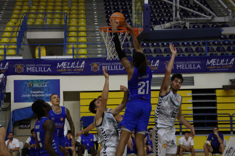 Jugador de baloncesto lanzando a canasta en el Pabellón Javier Imbroda de Melilla.