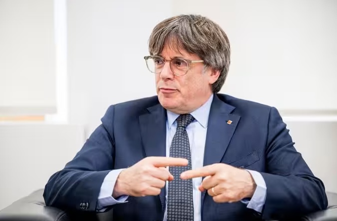 Carles Puigdemont discutiendo sobre la consulta a la militancia de Junts