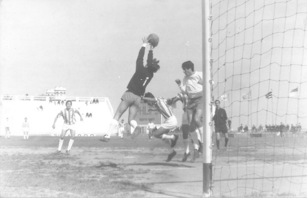 Juan Moya atajando un balón en un partido de fútbol en Melilla.