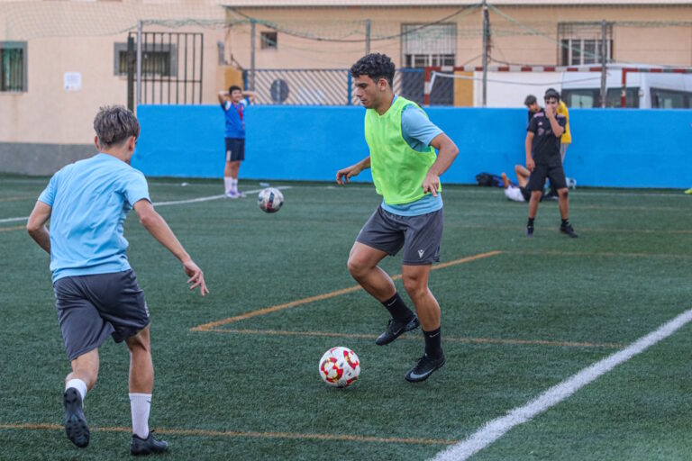 Jugadores juveniles entrenando en el campo de fútbol