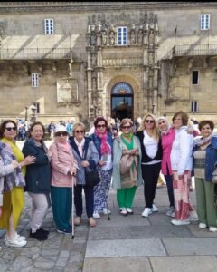 Grupo de mujeres mayores en un lugar emblemático