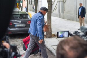 Koldo llegando al Tribunal Supremo con una mochila y boina.