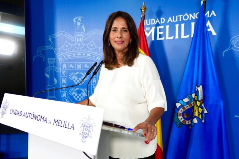 Mujer en conferencia de prensa sobre presupuestos en Melilla