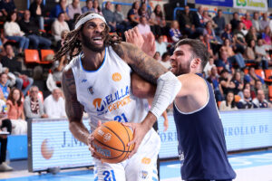 Jugadores de baloncesto compitiendo en un partido emocionante