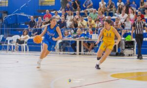Jugadora de baloncesto en acción durante un partido