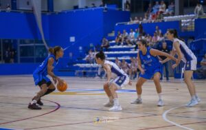 Jugadoras de baloncesto en acción en el club La Salle