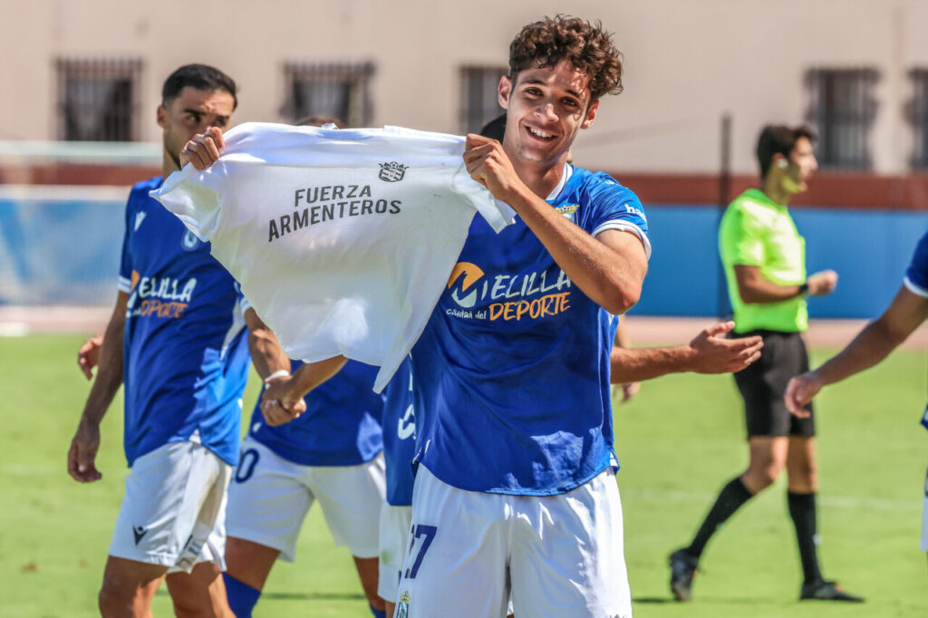 Jugador de la U.D. Melilla mostrando una camiseta en apoyo a Armenteros