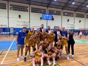 Equipo de baloncesto femenino celebrando una victoria en el partido