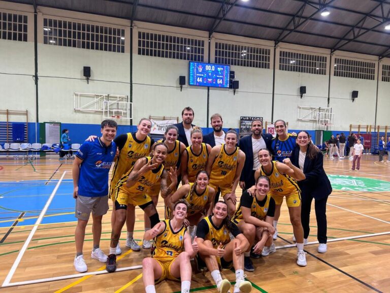 Equipo de baloncesto femenino celebrando una victoria en el partido