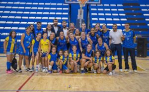 Equipo de baloncesto femenino de La Salle celebrando una victoria