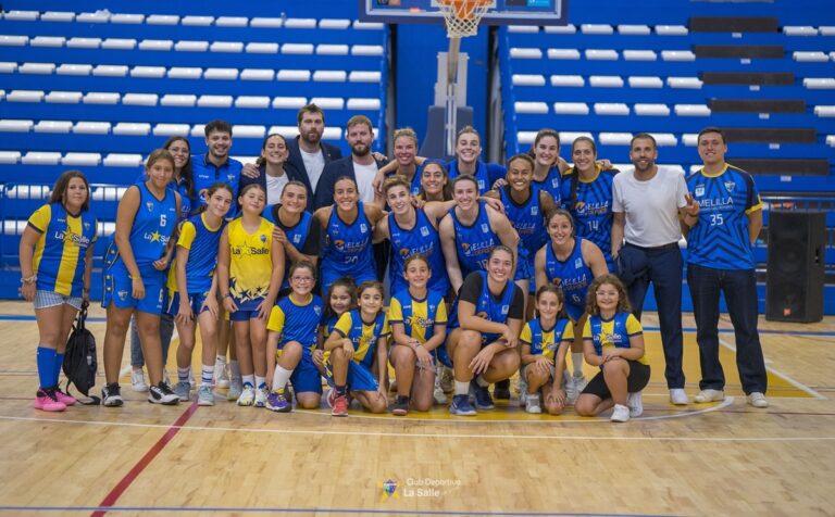 Equipo de baloncesto femenino de La Salle celebrando una victoria