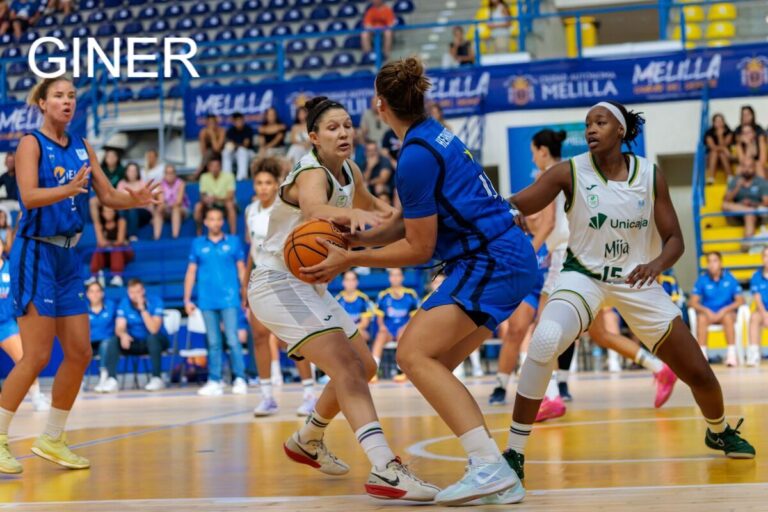 Jugadoras de baloncesto compiten en un partido en Melilla.