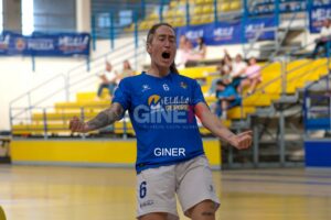 Laura Uña celebrando un gol durante un partido de fútbol sala