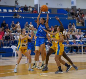 Jugadora de baloncesto en acción durante un partido
