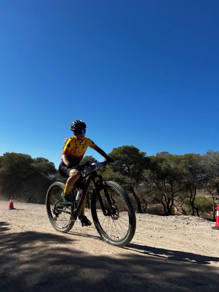 Lucía Faus compitiendo en una carrera de mountain bike