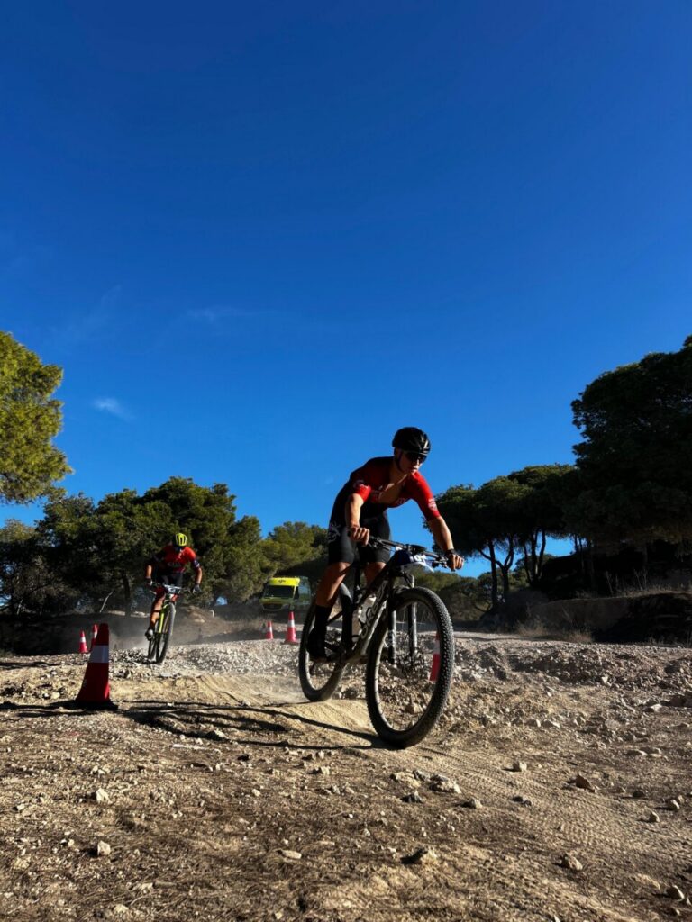 Ciclista Luis Castro compitiendo en el GP XCO Melilla