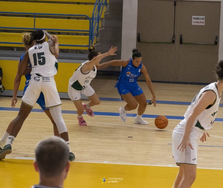 Jugadoras de baloncesto compitiendo en un partido intenso