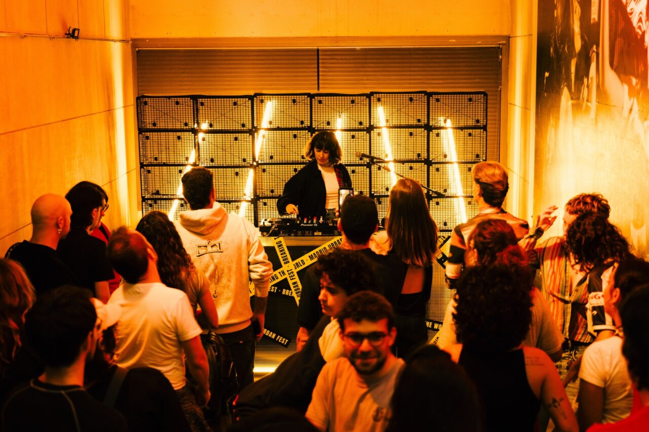 Una DJ actuando en el Madrid Urban Fest 2025 con público animado.