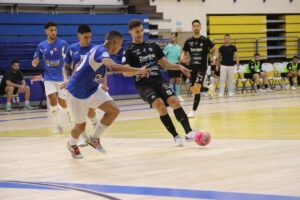 Jugadores en acción durante un partido de fútbol sala entre C.D. Melistar y Zambú CFS Pinatar.
