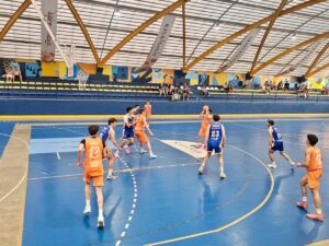 Jugadores de baloncesto en un partido entre Enrique Soler y Novaschool