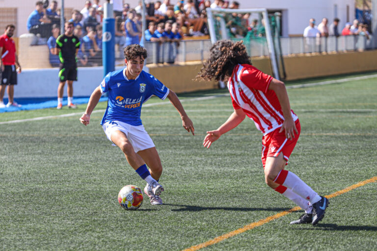 Jugadores de fútbol en un partido entre U.D. Melilla y U.D. Almería
