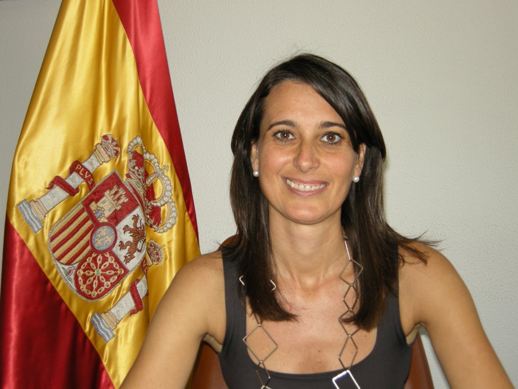 Retrato de María Dolores Morales Patricio con bandera de España