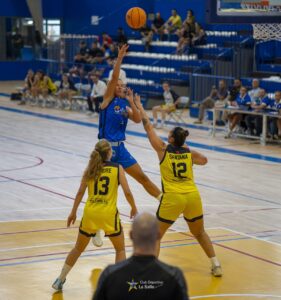 Marita Davydova lanzando el balón durante un partido de baloncesto
