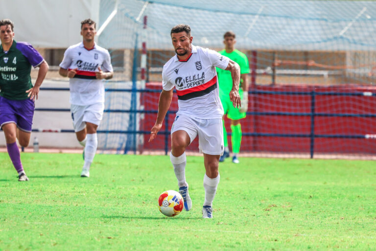 Mati Chavarría corriendo con el balón en un partido de fútbol.